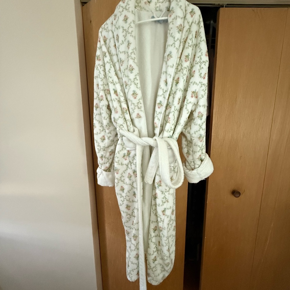 Hill House White Floral Robe. Pastel Trellis Size L/XL
